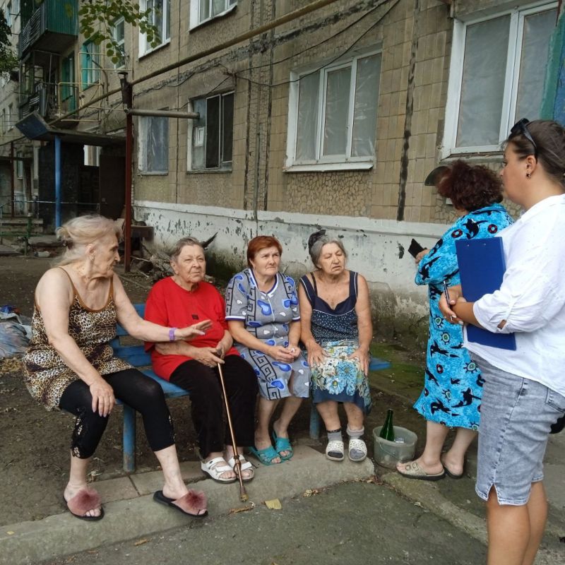 В рамках исполнения поручения Главы Донецкой Народной Республики Дениса Владимировича Пушилина о ведении постоянного диалога с жителями, Анна Коваленко провела встречу с населением поселка Новолуганское В рамках исполнения поручения Главы Донецкой Народной Республики Дениса Владимировича Пушилина о ведении постоянного диалога с жителями, Анна Коваленко провела встречу с населением поселка Новолуганское