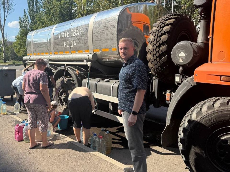 Депутаты городского совета провели мониторинг соблюдения графика подвоза воды по отдельным адресам, приняли участие в развозе воды и её доставке маломобильным и пожилым гражданам Депутаты городского совета провели мониторинг соблюдения графика подвоза воды по отдельным адресам, приняли участие в развозе воды и её доставке маломобильным и пожилым гражданам