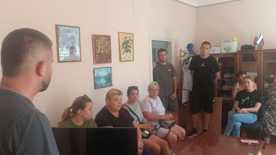 Депутат Тельмановского муниципального совета Дмитрий Липчанский провел встречу с населением села Первомайское Депутат Тельмановского муниципального совета Дмитрий Липчанский провел встречу с населением села Первомайское