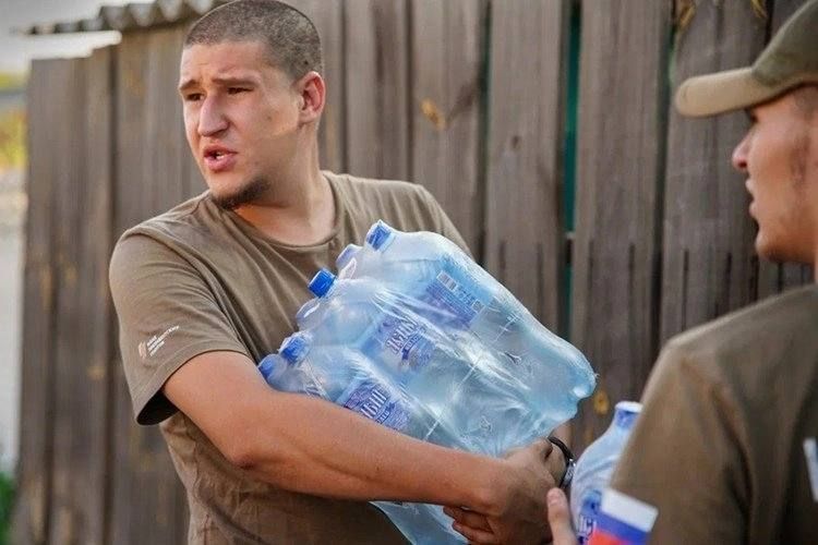 «Для нас сейчас это самый дорогой подарок»: Народный фронт доставил жителям ДНР 25 тонн питьевой воды «Для нас сейчас это самый дорогой подарок»: Народный фронт доставил жителям ДНР 25 тонн питьевой воды