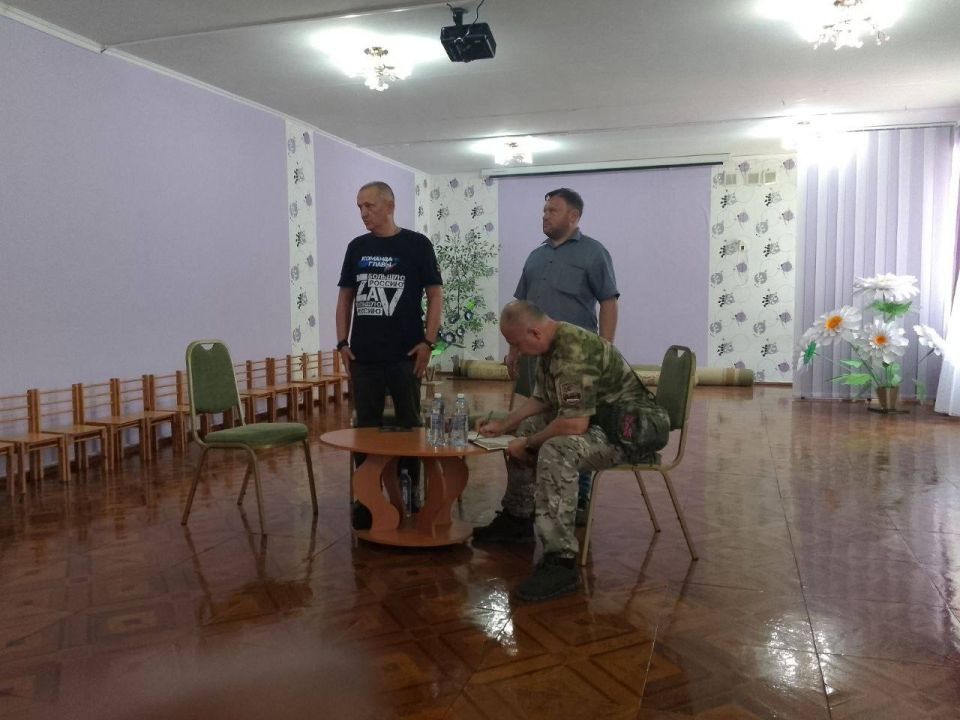 7 августа, по поручению Главы Республики, исполняющий обязанности начальника Управления образования Администрации городского округа Харцызск Николай Осипов, при участии депутата Народного Совета Донецкой Народной Республики... 7 августа, по поручению Главы Республики, исполняющий обязанности начальника Управления образования Администрации городского округа Харцызск Николай Осипов, при участии депутата Народного Совета Донецкой Народной Республики...