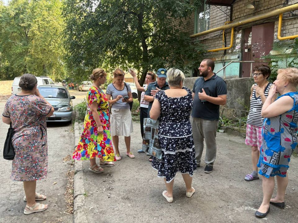 По поручению Главы ДНР Дениса Пушилина 08.08.2025 по адресу: г. Донецк, ул. Ивана Ткаченко, д. 157 состоялась встреча с жителями района, на которой присутствовали заместитель руководителя Управы Ленинского внутригородского... По поручению Главы ДНР Дениса Пушилина 08.08.2025 по адресу: г. Донецк, ул. Ивана Ткаченко, д. 157 состоялась встреча с жителями района, на которой присутствовали заместитель руководителя Управы Ленинского внутригородского...