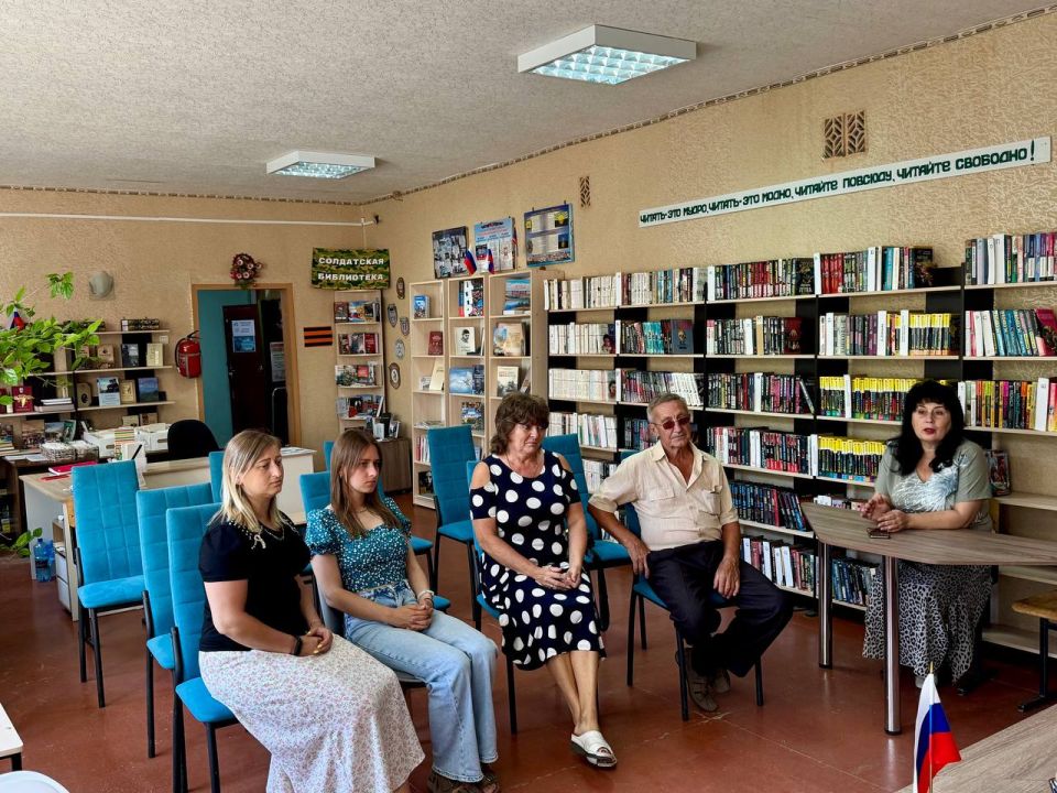 Председатель Иловайского городского совета Виталий Викторович Песчанский провел рабочую встречу с трудовым коллективом городской библиотеки, где были обсуждены ключевые вопросы: Председатель Иловайского городского совета Виталий Викторович Песчанский провел рабочую встречу с трудовым коллективом городской библиотеки, где были обсуждены ключевые вопросы: