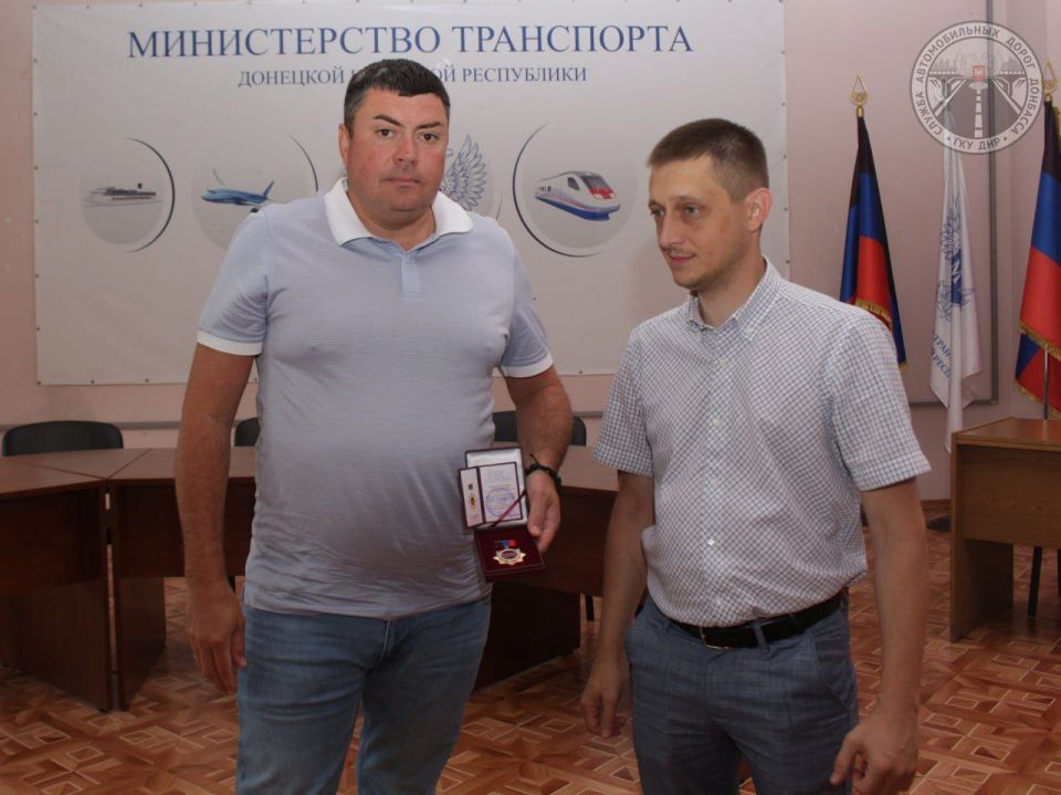 В преддверии Дня строителя в Минтрансе ДНР вручили ведомственные награды мостовикам и дорожникам В преддверии Дня строителя в Минтрансе ДНР вручили ведомственные награды мостовикам и дорожникам