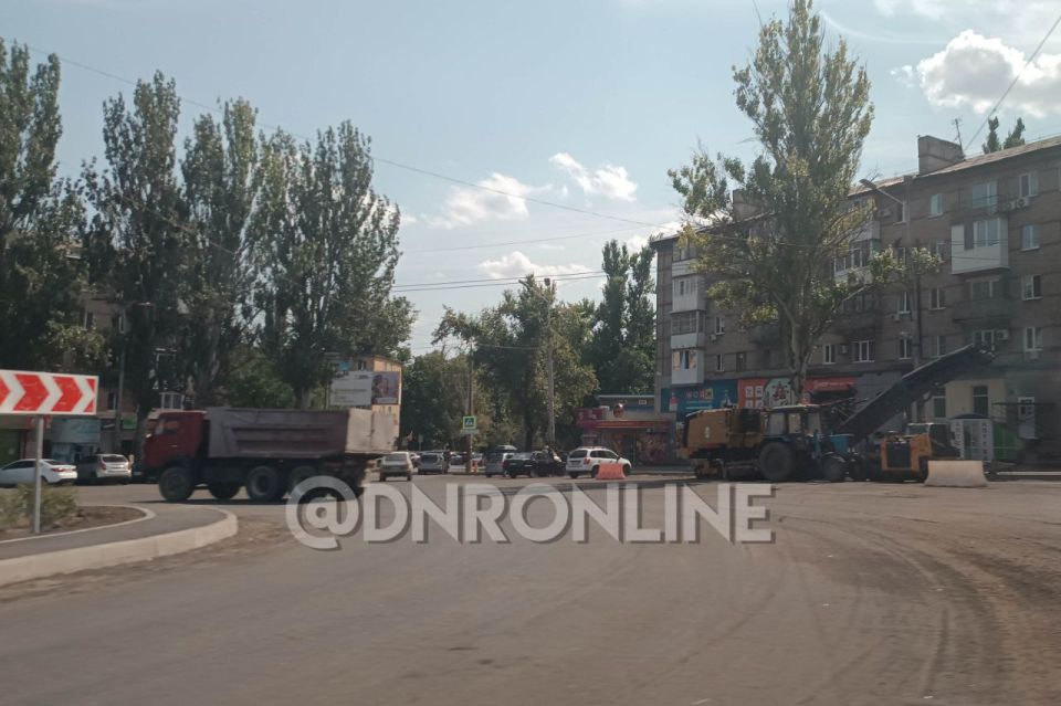 На площади Бакинских Комиссаров в Куйбышевском районе Донецка продолжаются ремонтно-восстановительные работы На площади Бакинских Комиссаров в Куйбышевском районе Донецка продолжаются ремонтно-восстановительные работы