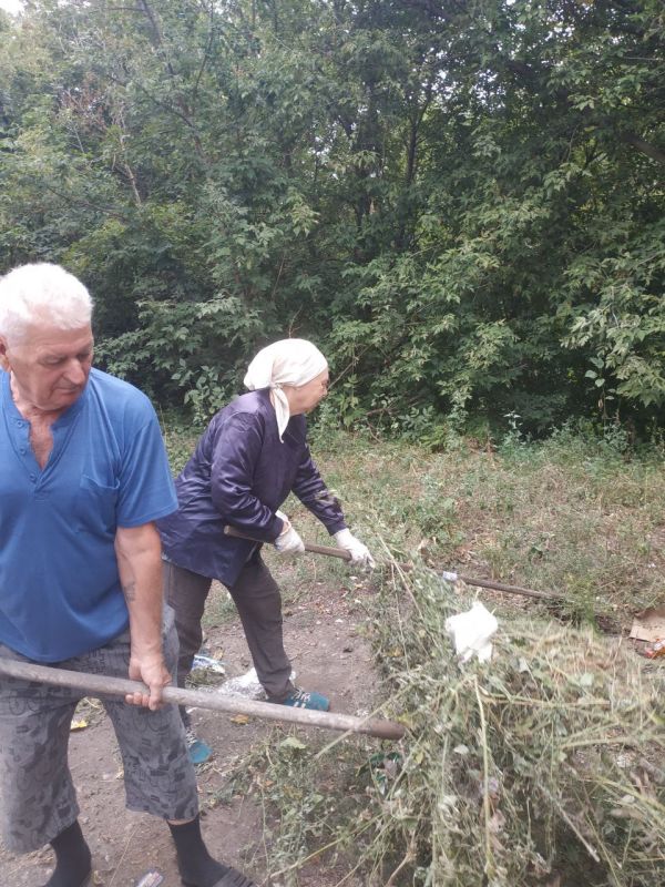 Валентин Левченко: Сегодня, в микрорайоне "Железнодорожный", инспектором по работе с населением Татьяной Овчинниковой, вместе с инициативными жителями проведен субботник на улице Тихая Валентин Левченко: Сегодня, в микрорайоне "Железнодорожный", инспектором по работе с населением Татьяной Овчинниковой, вместе с инициативными жителями проведен субботник на улице Тихая