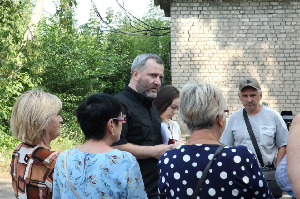 В Углегорске с жителями города встретился депутат Пётр Шимановский В Углегорске с жителями города встретился депутат Пётр Шимановский