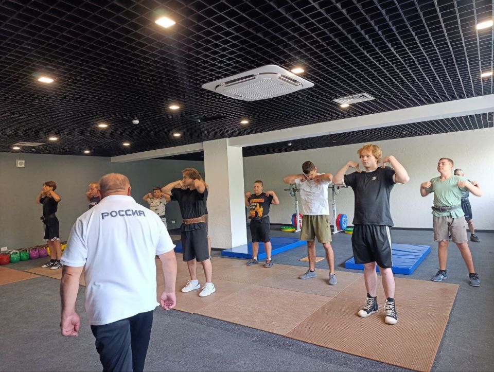 День физкультурника. В Докучаевске для молодежи, в том числе муниципальных служащих прошла зарядка в рамках направления "Доброслужащий", которую провел заслуженный Мастер спорта по гиревому спорту, заслуженный Тренер и 10-ти... День физкультурника. В Докучаевске для молодежи, в том числе муниципальных служащих прошла зарядка в рамках направления "Доброслужащий", которую провел заслуженный Мастер спорта по гиревому спорту, заслуженный Тренер и 10-ти...