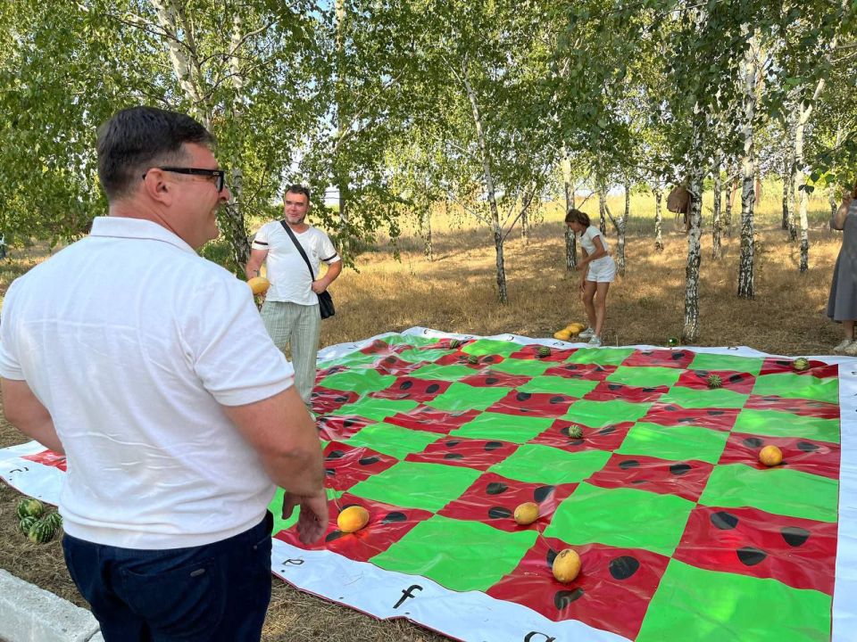 Василий Овчаров: Вкусный праздник "День арбуза" в селе Хомутово Новоазовского муниципального округа. Василий Овчаров: Вкусный праздник "День арбуза" в селе Хомутово Новоазовского муниципального округа.