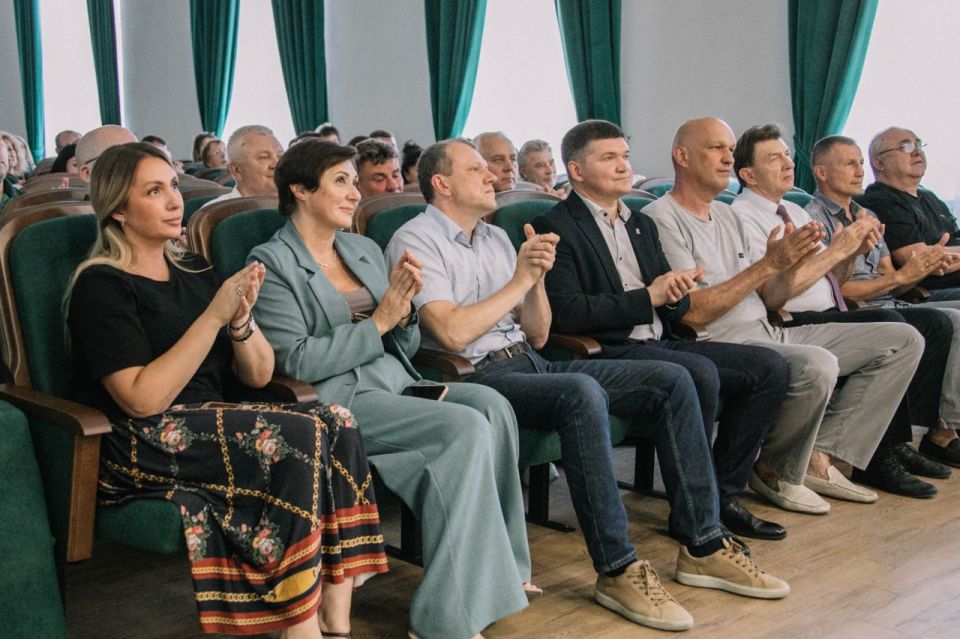 Антон Кольцов: По случаю профессионального праздника отметили строителей Мариуполя заслуженными благодарностями Антон Кольцов: По случаю профессионального праздника отметили строителей Мариуполя заслуженными благодарностями