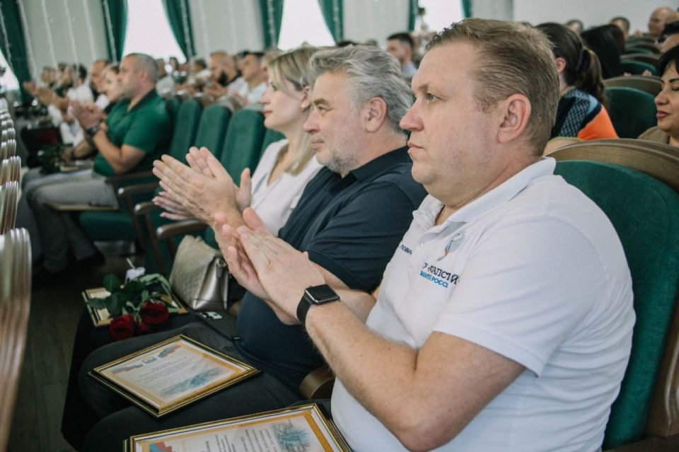 Антон Кольцов: По случаю профессионального праздника отметили строителей Мариуполя заслуженными благодарностями Антон Кольцов: По случаю профессионального праздника отметили строителей Мариуполя заслуженными благодарностями