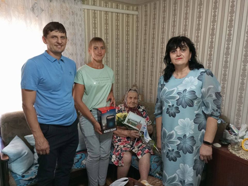 С 95-летним юбилеем жительницу села Мелекино поздравили активисты партии «Единая Россия» С 95-летним юбилеем жительницу села Мелекино поздравили активисты партии «Единая Россия»