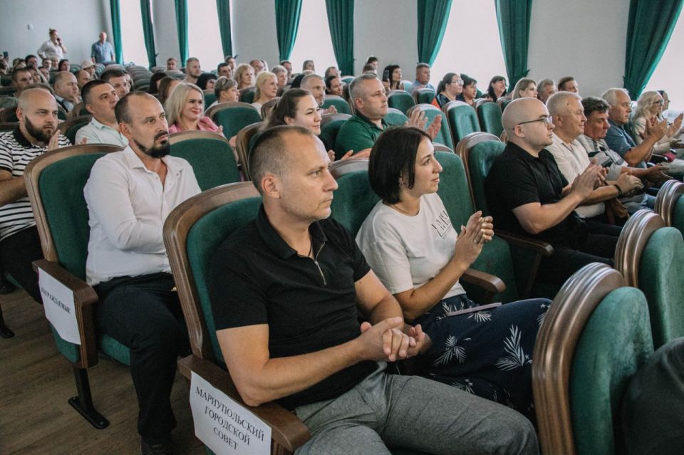 Антон Кольцов: По случаю профессионального праздника отметили строителей Мариуполя заслуженными благодарностями Антон Кольцов: По случаю профессионального праздника отметили строителей Мариуполя заслуженными благодарностями