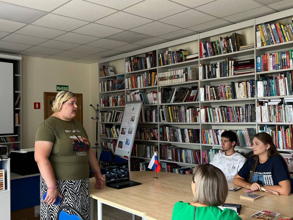 Ко Дню строителя, согласно плану работы Мангушского местного отделения партии «Единая Россия», в Мангушской центральной библиотеке была проведена тематическая дискуссия «Строитель — профессия будущего», организованная... Ко Дню строителя, согласно плану работы Мангушского местного отделения партии «Единая Россия», в Мангушской центральной библиотеке была проведена тематическая дискуссия «Строитель — профессия будущего», организованная...