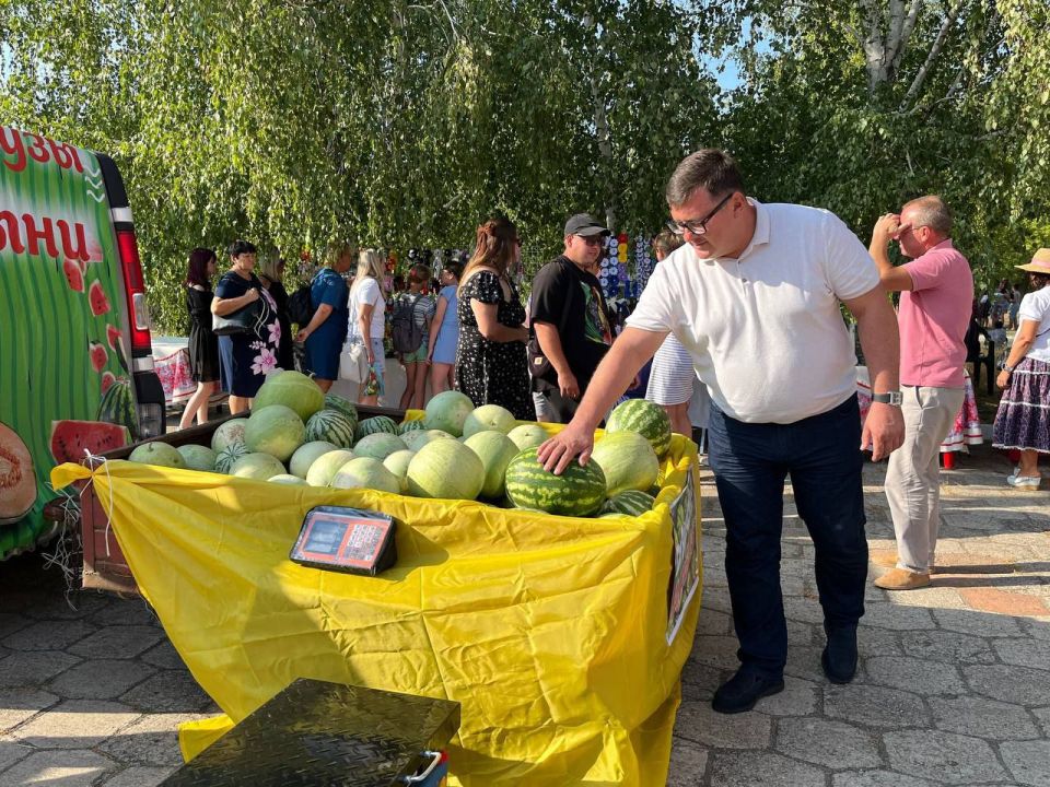 Василий Овчаров: Вкусный праздник "День арбуза" в селе Хомутово Новоазовского муниципального округа. Василий Овчаров: Вкусный праздник "День арбуза" в селе Хомутово Новоазовского муниципального округа.