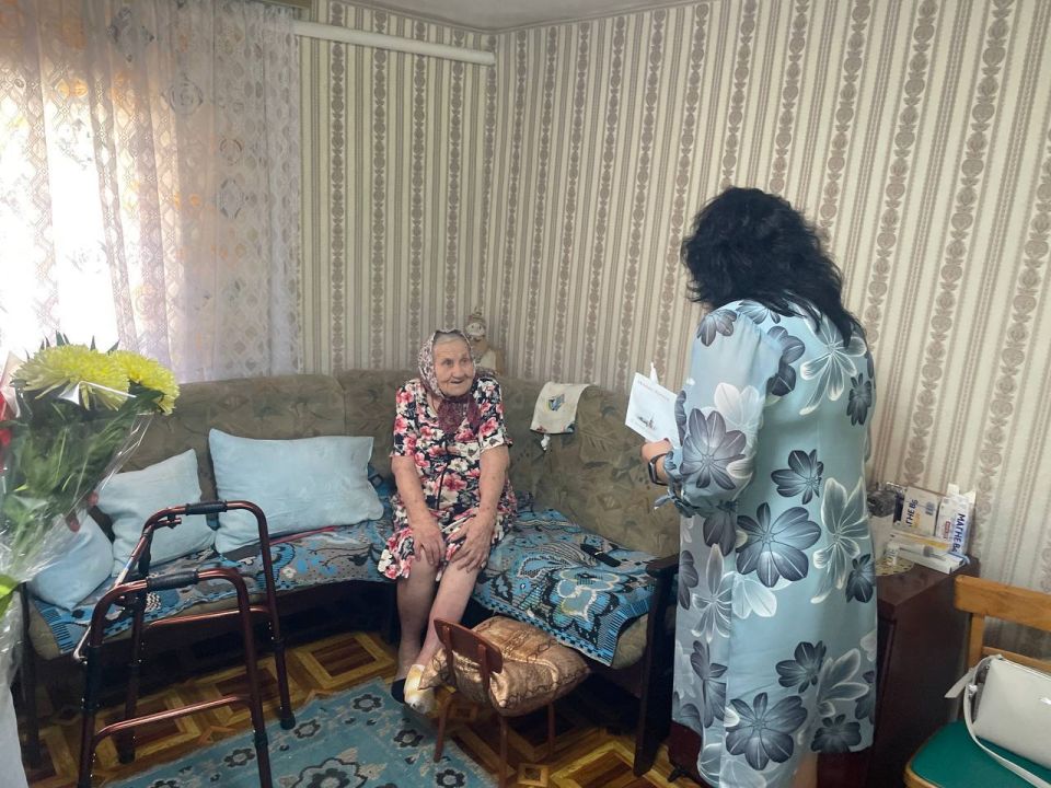 С 95-летним юбилеем жительницу села Мелекино поздравили активисты партии «Единая Россия» С 95-летним юбилеем жительницу села Мелекино поздравили активисты партии «Единая Россия»