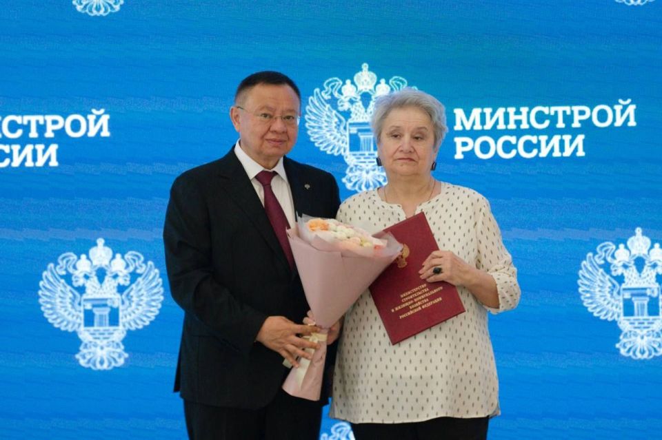 На еженедельном оперативном совещании Министр строительства и ЖКХ РФ Ирек Файзуллин вручил государственные и ведомственные награды ко Дню строителя На еженедельном оперативном совещании Министр строительства и ЖКХ РФ Ирек Файзуллин вручил государственные и ведомственные награды ко Дню строителя