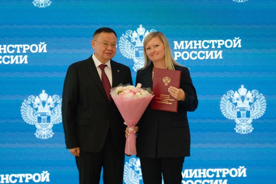 На еженедельном оперативном совещании Министр строительства и ЖКХ РФ Ирек Файзуллин вручил государственные и ведомственные награды ко Дню строителя На еженедельном оперативном совещании Министр строительства и ЖКХ РФ Ирек Файзуллин вручил государственные и ведомственные награды ко Дню строителя