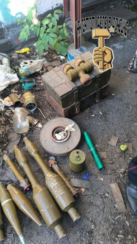В Донецке мужчина поссорился с соседкой и просто кинул ей во двор 2 гранаты В Донецке мужчина поссорился с соседкой и просто кинул ей во двор 2 гранаты