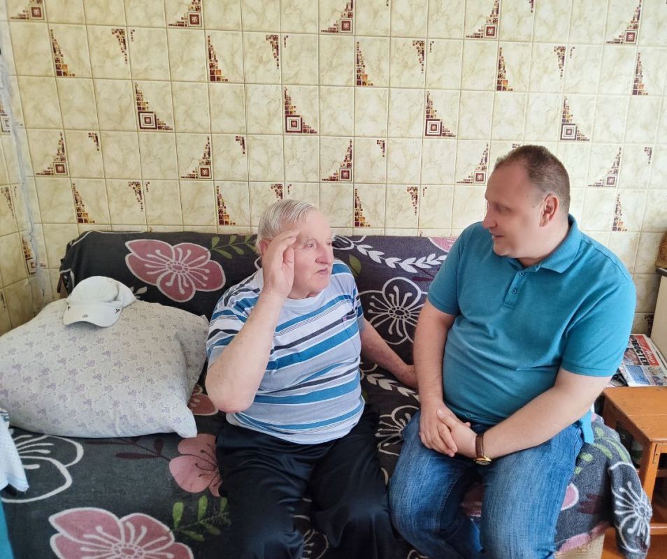 Встреча с населением. Сегодня, 11 августа, в рамках протокольного поручения Главы ДНР Дениса Пушилина, Председатель Торезского городского совета Александр Казмерчук совместно с начальником Пелагеевского территориального... Встреча с населением. Сегодня, 11 августа, в рамках протокольного поручения Главы ДНР Дениса Пушилина, Председатель Торезского городского совета Александр Казмерчук совместно с начальником Пелагеевского территориального...
