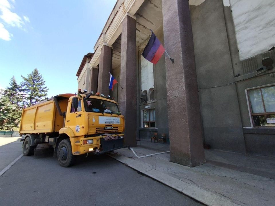 Подмосковные дорожники помогают обеспечить водой жителей Макеевки Подмосковные дорожники помогают обеспечить водой жителей Макеевки