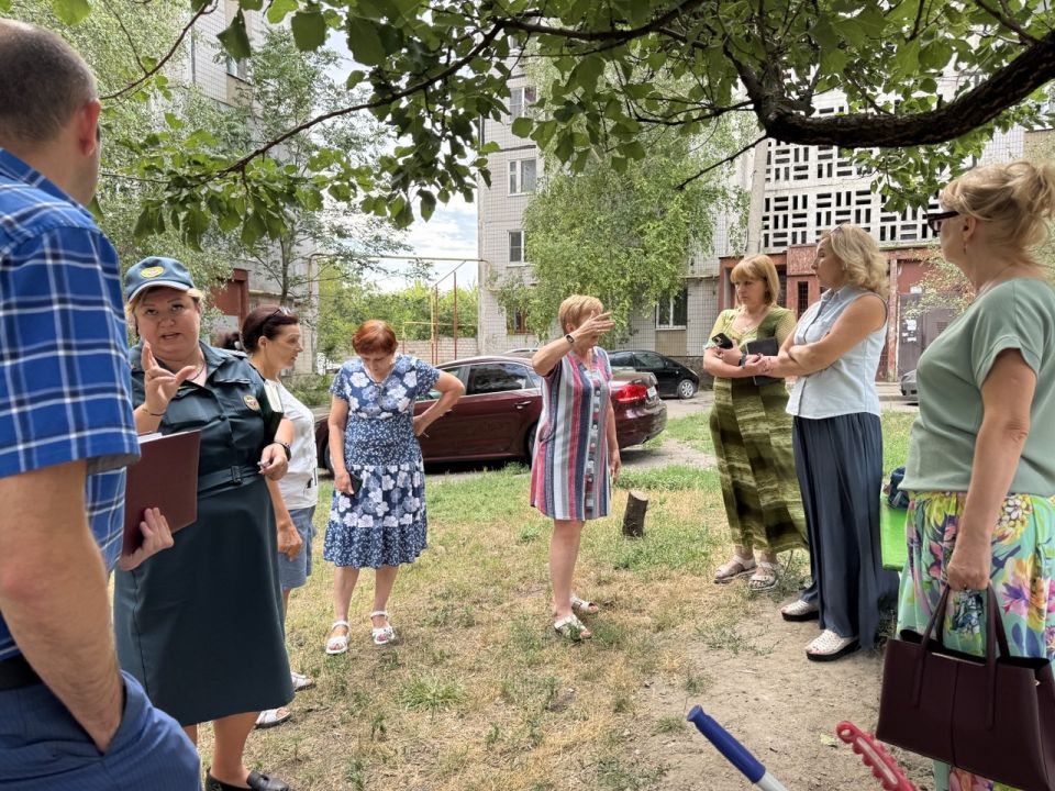 По поручению Главы ДНР Дениса Пушилина 11.08.2025 по адресу: г. Донецк, ул. Пухова, д.35 прошла встреча с жителями, на которой присутствовали заместитель руководителя Управы Ленинского внутригородского района Анатолий... По поручению Главы ДНР Дениса Пушилина 11.08.2025 по адресу: г. Донецк, ул. Пухова, д.35 прошла встреча с жителями, на которой присутствовали заместитель руководителя Управы Ленинского внутригородского района Анатолий...