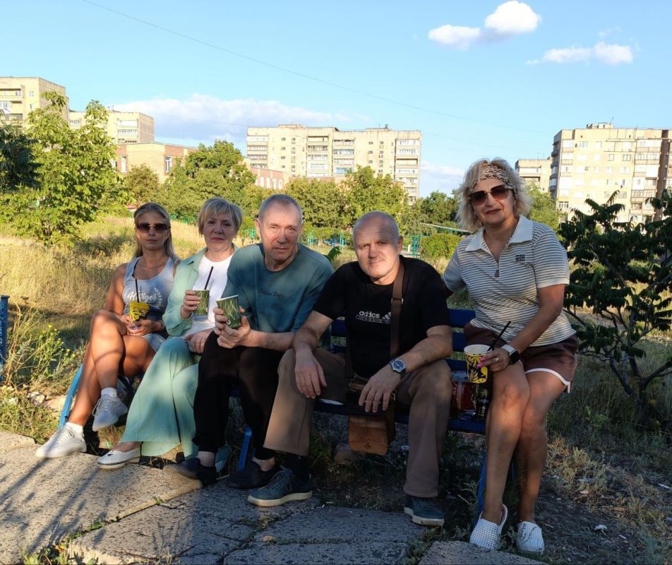 Роман Конев: В Центрально-Городском районе Горловки продолжается акция «Добрые соседи» Роман Конев: В Центрально-Городском районе Горловки продолжается акция «Добрые соседи»