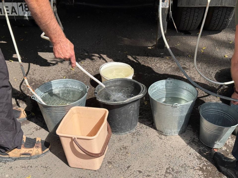 Сергей Литвинов проверил организацию доставки воды жителям Кировского Сергей Литвинов проверил организацию доставки воды жителям Кировского