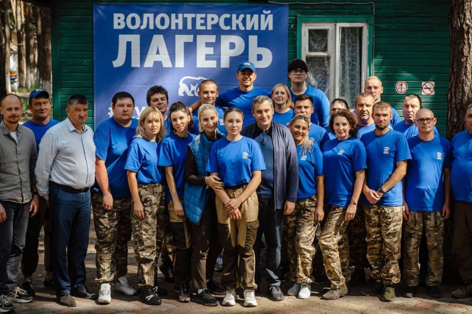 Врио губернатора Курской области Александр Хинштейн встретился с добровольцами из волонтёрского лагеря Единой России «Курский рубеж» Врио губернатора Курской области Александр Хинштейн встретился с добровольцами из волонтёрского лагеря Единой России «Курский рубеж»