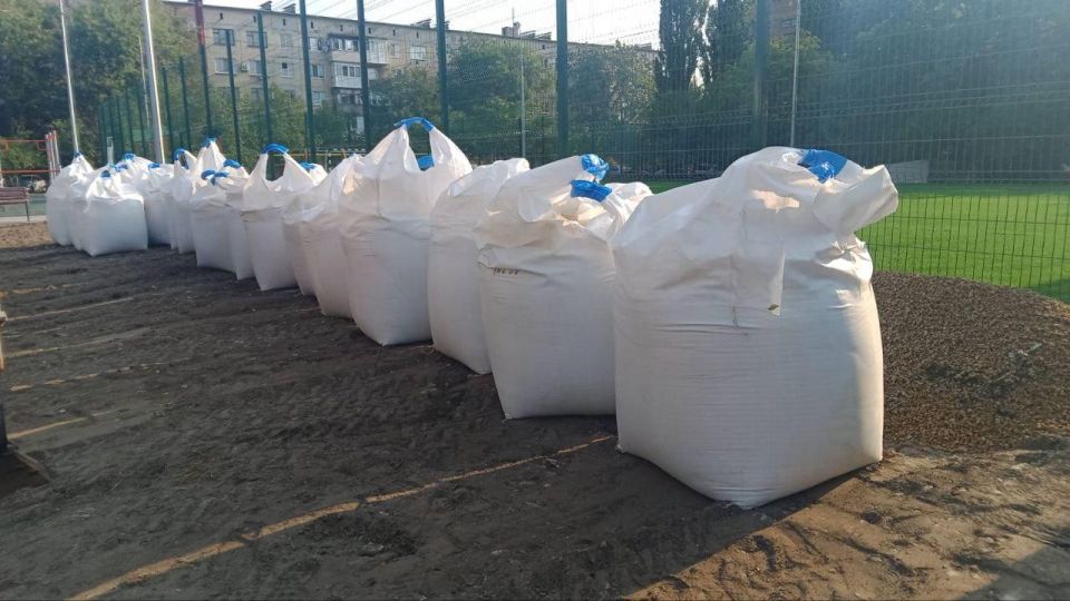 Подрядчик Магаданской области продолжает возведение футбольного поля в Ждановке Подрядчик Магаданской области продолжает возведение футбольного поля в Ждановке