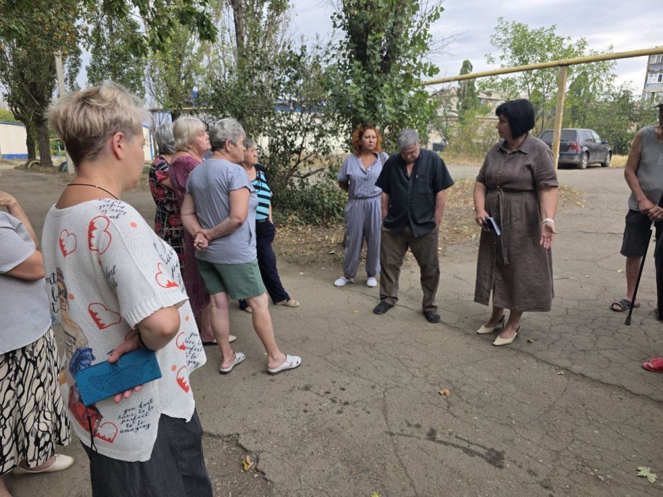 Сегодня, 11 августа, Первый заместитель главы администрации городского округа Торез, и.п. секретаря Торезского местного отделения партии "Единая Россия" Анна Макарова, в рамках работы проекта "Управдом", провела встречу с... Сегодня, 11 августа, Первый заместитель главы администрации городского округа Торез, и.п. секретаря Торезского местного отделения партии "Единая Россия" Анна Макарова, в рамках работы проекта "Управдом", провела встречу с...