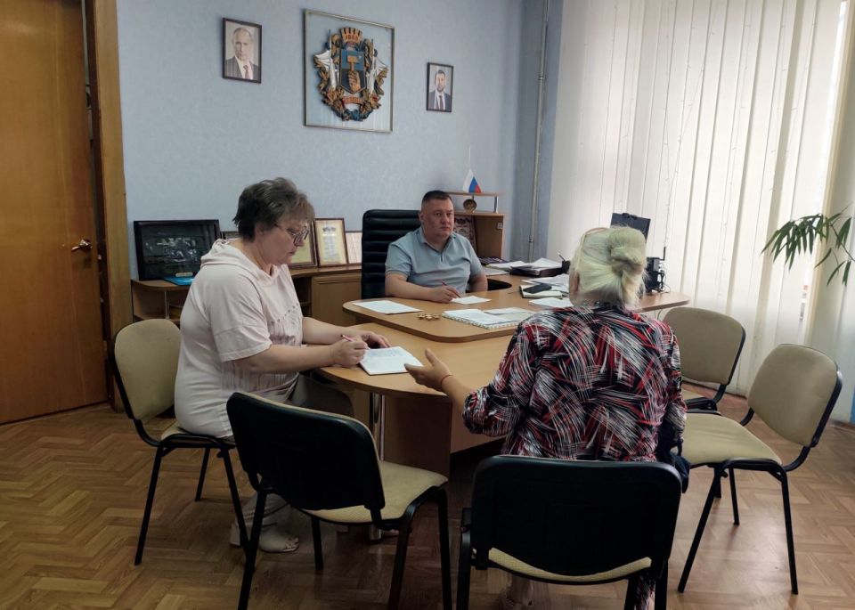 В понедельник, 11 августа, руководитель Управы Куйбышевского внутригородского района Администрации городского округа Донецк Иван Адамец провел плановый прием граждан В понедельник, 11 августа, руководитель Управы Куйбышевского внутригородского района Администрации городского округа Донецк Иван Адамец провел плановый прием граждан