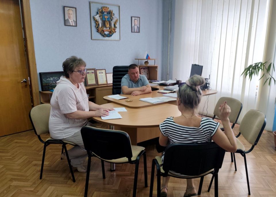 В понедельник, 11 августа, руководитель Управы Куйбышевского внутригородского района Администрации городского округа Донецк Иван Адамец провел плановый прием граждан В понедельник, 11 августа, руководитель Управы Куйбышевского внутригородского района Администрации городского округа Донецк Иван Адамец провел плановый прием граждан