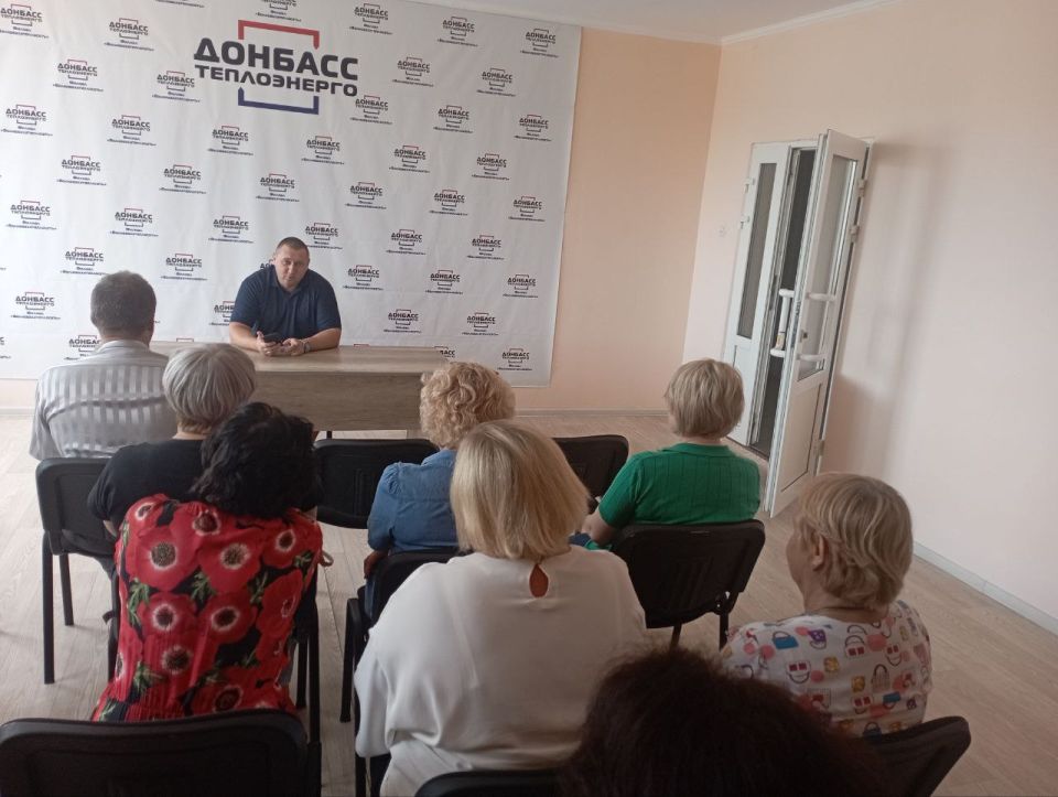 8 августа 2025 года в селе Зеленый Гай прошел прием граждан, в рамках которого обсуждались насущные проблемы жителей: состояние дорог, качество сотовой связи и вопрос отлова бродячих собак 8 августа 2025 года в селе Зеленый Гай прошел прием граждан, в рамках которого обсуждались насущные проблемы жителей: состояние дорог, качество сотовой связи и вопрос отлова бродячих собак