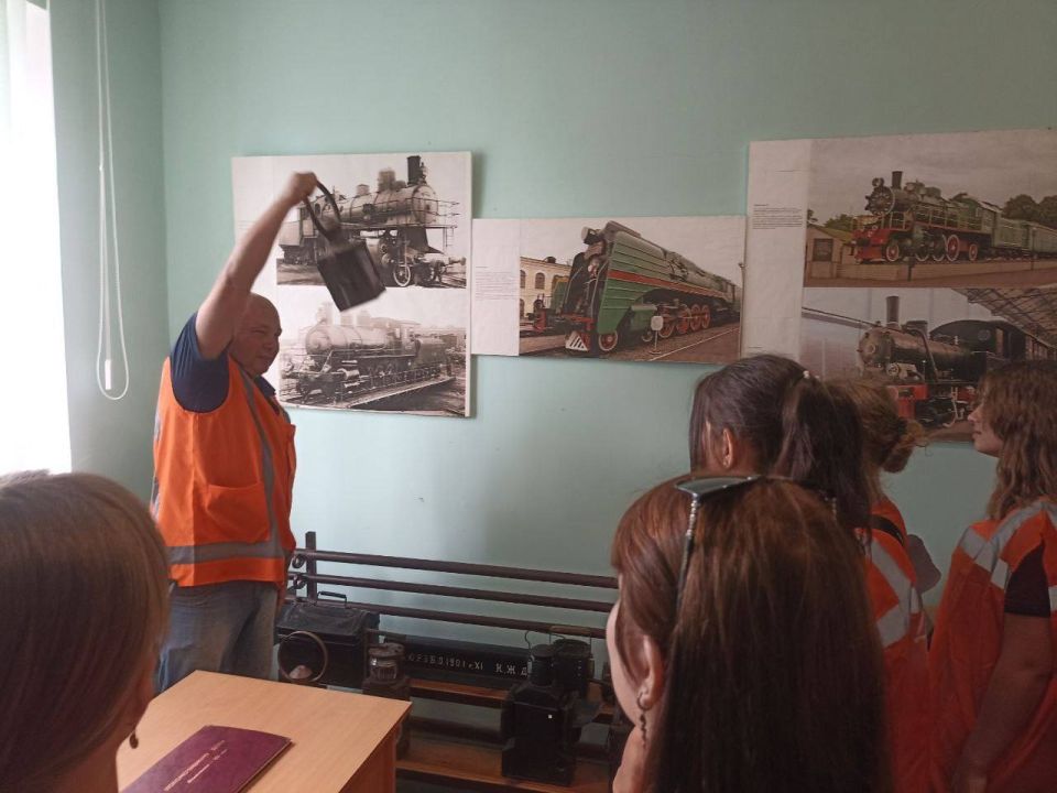 Профессиографическая экскурсия в Локомотивное депо Волноваха Профессиографическая экскурсия в Локомотивное депо Волноваха