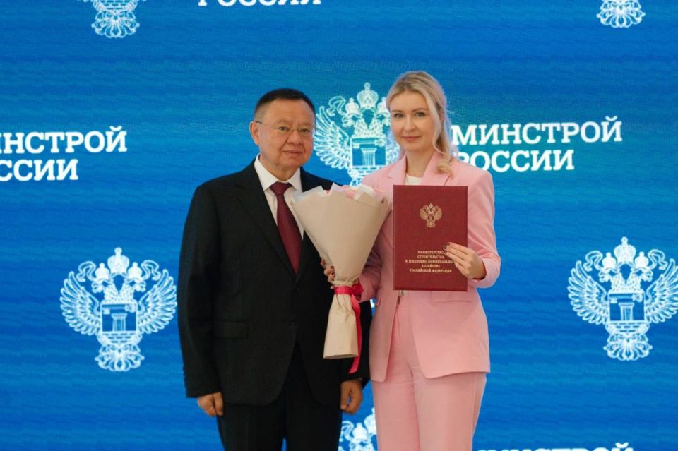 На еженедельном оперативном совещании Министр строительства и ЖКХ РФ Ирек Файзуллин вручил государственные и ведомственные награды ко Дню строителя На еженедельном оперативном совещании Министр строительства и ЖКХ РФ Ирек Файзуллин вручил государственные и ведомственные награды ко Дню строителя