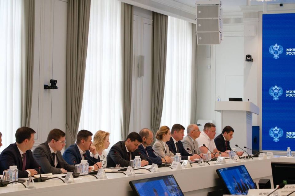 На еженедельном оперативном совещании Министр строительства и ЖКХ РФ Ирек Файзуллин вручил государственные и ведомственные награды ко Дню строителя На еженедельном оперативном совещании Министр строительства и ЖКХ РФ Ирек Файзуллин вручил государственные и ведомственные награды ко Дню строителя