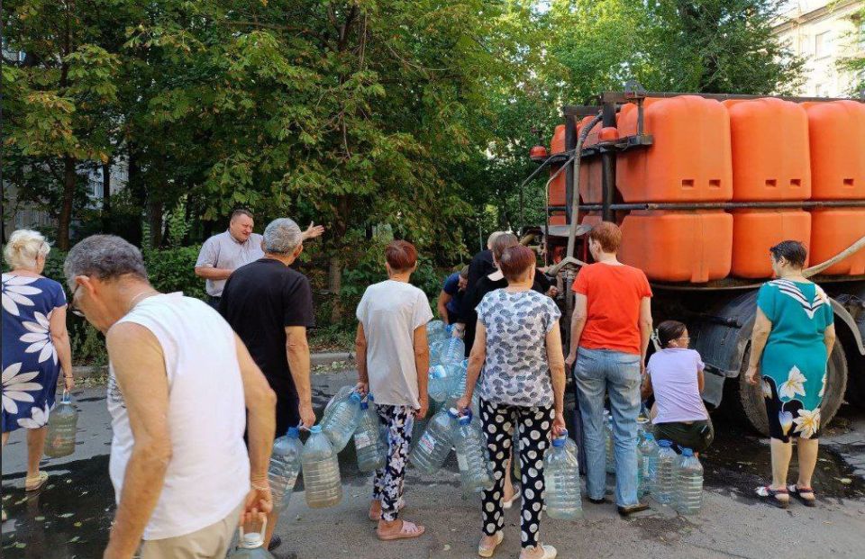 Валентин Левченко: Сегодня, вместе с экипажем водовоза, приехал к домам 108 - 112 по улице Артема Валентин Левченко: Сегодня, вместе с экипажем водовоза, приехал к домам 108 - 112 по улице Артема