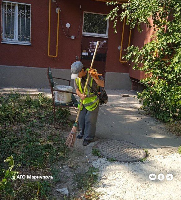 В двух районах Мариуполя коммунальщики выполнили уборку дворов В двух районах Мариуполя коммунальщики выполнили уборку дворов