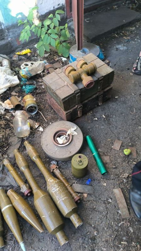 Полицейские изъяли схрон боеприпасов у мужчины, бросившего гранаты во двор соседки Полицейские изъяли схрон боеприпасов у мужчины, бросившего гранаты во двор соседки