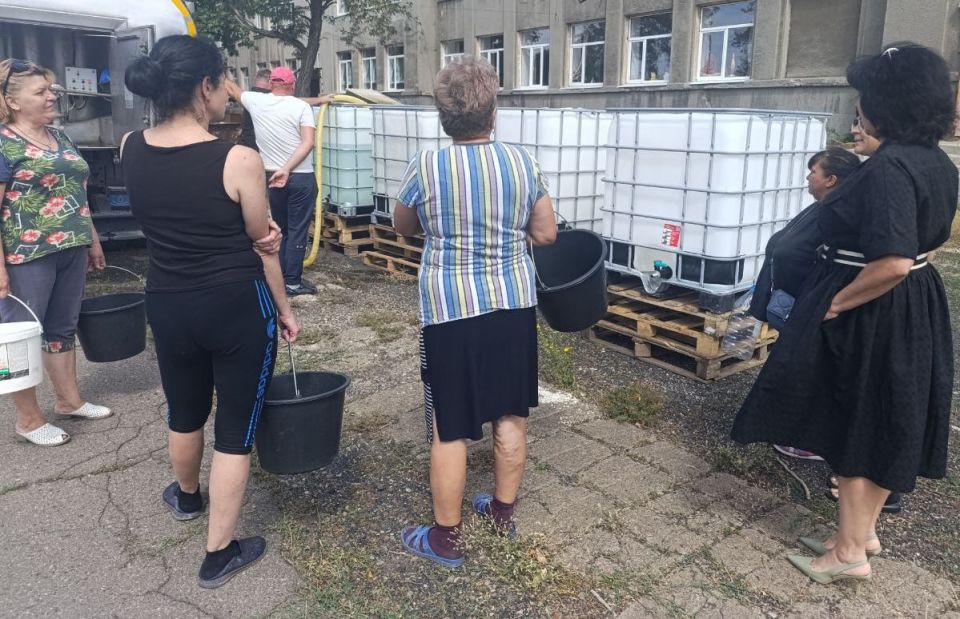 Сегодня, 11 августа, по поручению Главы Республики Дениса Пушилина, депутат Торезского городского совета Жанна Попова лично присутствовала при подвозе воды в ранее установленные емкости по адресу: проспект Гагарина, д. 157 Сегодня, 11 августа, по поручению Главы Республики Дениса Пушилина, депутат Торезского городского совета Жанна Попова лично присутствовала при подвозе воды в ранее установленные емкости по адресу: проспект Гагарина, д. 157