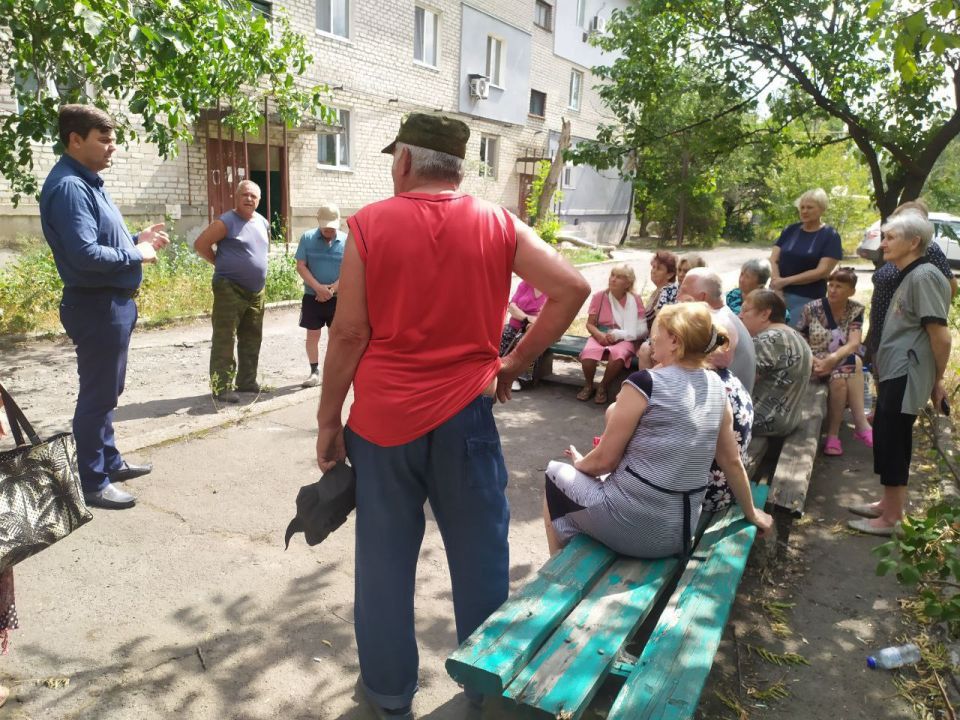 Сегодня, 11 августа, Первый заместитель главы администрации городского округа Торез, и.п. секретаря Торезского местного отделения партии "Единая Россия" Анна Макарова, в рамках работы проекта "Управдом", провела встречу с... Сегодня, 11 августа, Первый заместитель главы администрации городского округа Торез, и.п. секретаря Торезского местного отделения партии "Единая Россия" Анна Макарова, в рамках работы проекта "Управдом", провела встречу с...