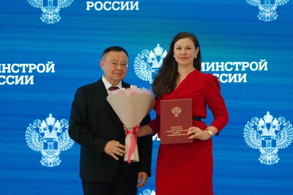 На еженедельном оперативном совещании Министр строительства и ЖКХ РФ Ирек Файзуллин вручил государственные и ведомственные награды ко Дню строителя На еженедельном оперативном совещании Министр строительства и ЖКХ РФ Ирек Файзуллин вручил государственные и ведомственные награды ко Дню строителя