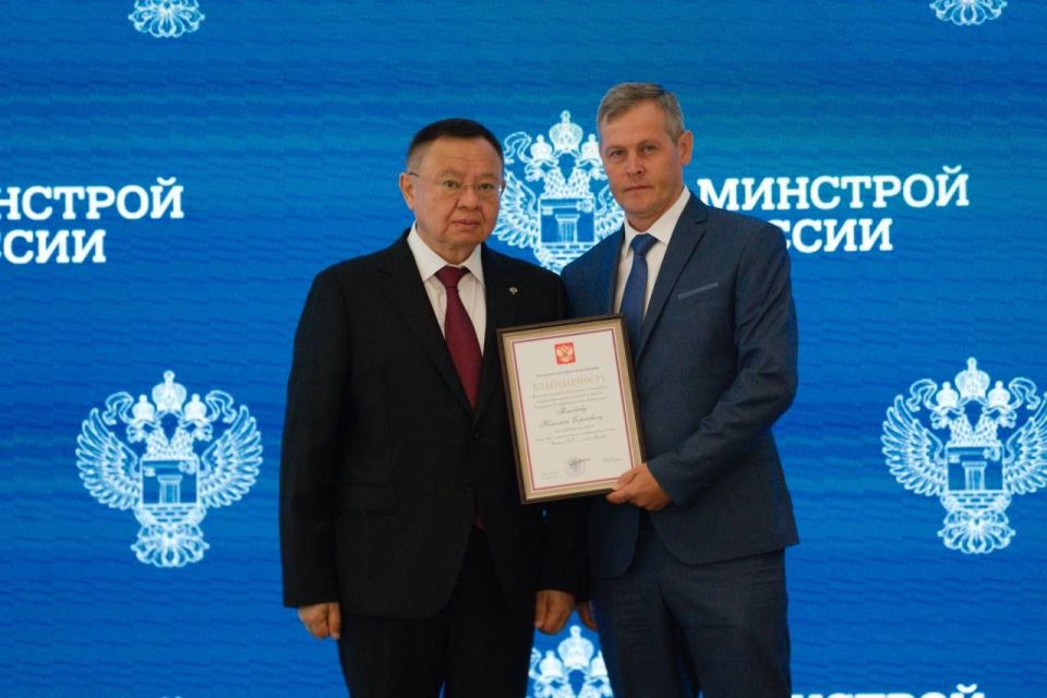 На еженедельном оперативном совещании Министр строительства и ЖКХ РФ Ирек Файзуллин вручил государственные и ведомственные награды ко Дню строителя На еженедельном оперативном совещании Министр строительства и ЖКХ РФ Ирек Файзуллин вручил государственные и ведомственные награды ко Дню строителя
