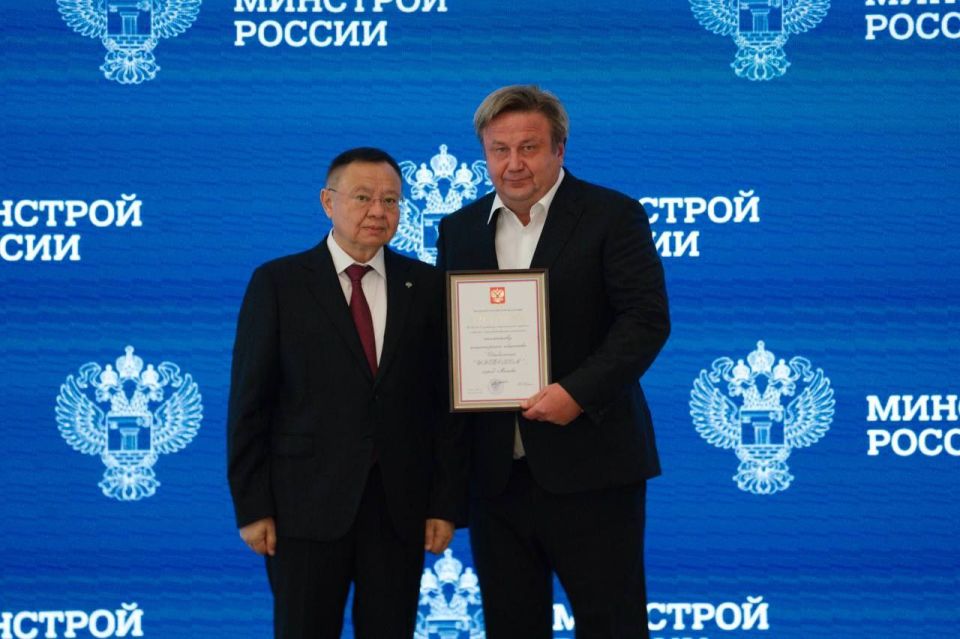 На еженедельном оперативном совещании Министр строительства и ЖКХ РФ Ирек Файзуллин вручил государственные и ведомственные награды ко Дню строителя На еженедельном оперативном совещании Министр строительства и ЖКХ РФ Ирек Файзуллин вручил государственные и ведомственные награды ко Дню строителя