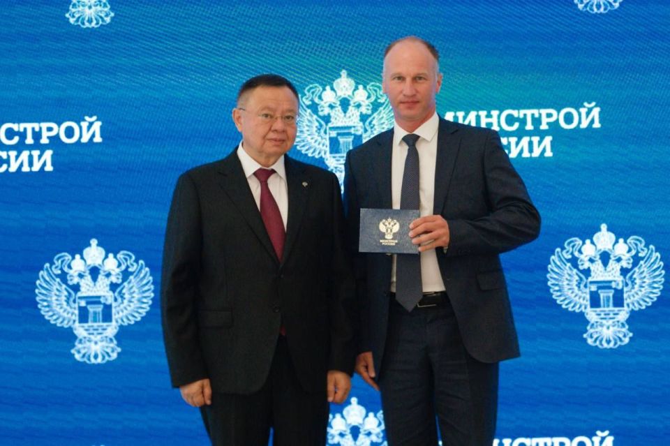 На еженедельном оперативном совещании Министр строительства и ЖКХ РФ Ирек Файзуллин вручил государственные и ведомственные награды ко Дню строителя На еженедельном оперативном совещании Министр строительства и ЖКХ РФ Ирек Файзуллин вручил государственные и ведомственные награды ко Дню строителя