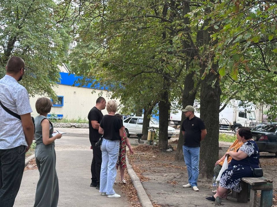 Сход граждан. 11 августа состоялась встреча первого заместителя главы администрации городского округа Иловайск Свердлова Михаила Николаевича с местными жителями на подведомственной территории Сход граждан. 11 августа состоялась встреча первого заместителя главы администрации городского округа Иловайск Свердлова Михаила Николаевича с местными жителями на подведомственной территории
