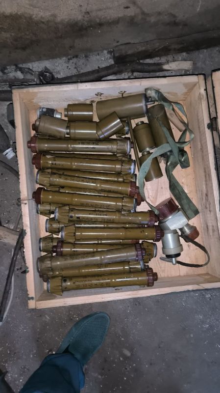 Полицейские изъяли схрон боеприпасов у мужчины, бросившего гранаты во двор соседки Полицейские изъяли схрон боеприпасов у мужчины, бросившего гранаты во двор соседки