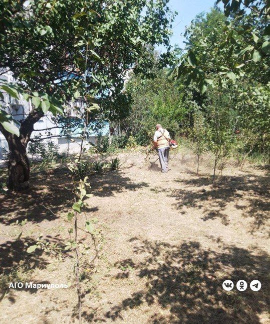 В двух районах Мариуполя коммунальщики выполнили уборку дворов В двух районах Мариуполя коммунальщики выполнили уборку дворов