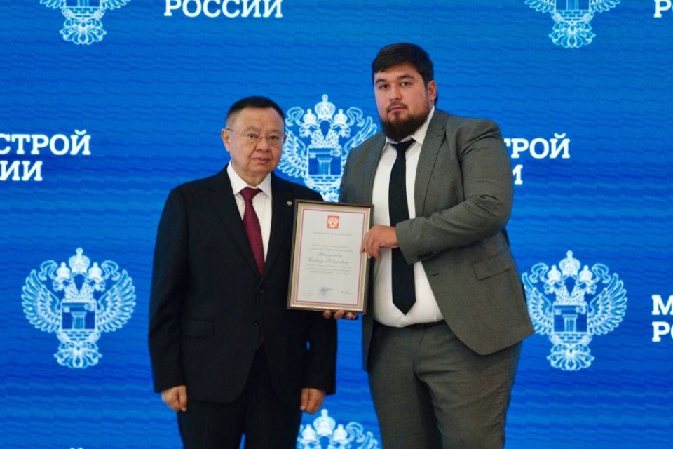 На еженедельном оперативном совещании Министр строительства и ЖКХ РФ Ирек Файзуллин вручил государственные и ведомственные награды ко Дню строителя На еженедельном оперативном совещании Министр строительства и ЖКХ РФ Ирек Файзуллин вручил государственные и ведомственные награды ко Дню строителя